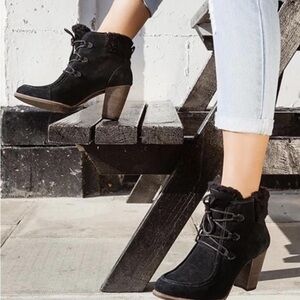 UGG‎ Australia Analise Black Suede Ankle Booties Chunky Heel Lace Up Sheepskin 7